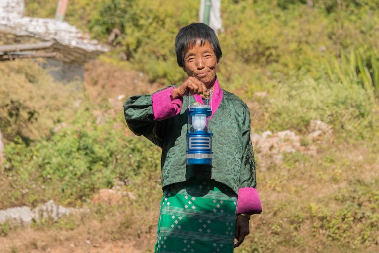 Frau mit solarlampe Spenden für Bhutan und Tibet